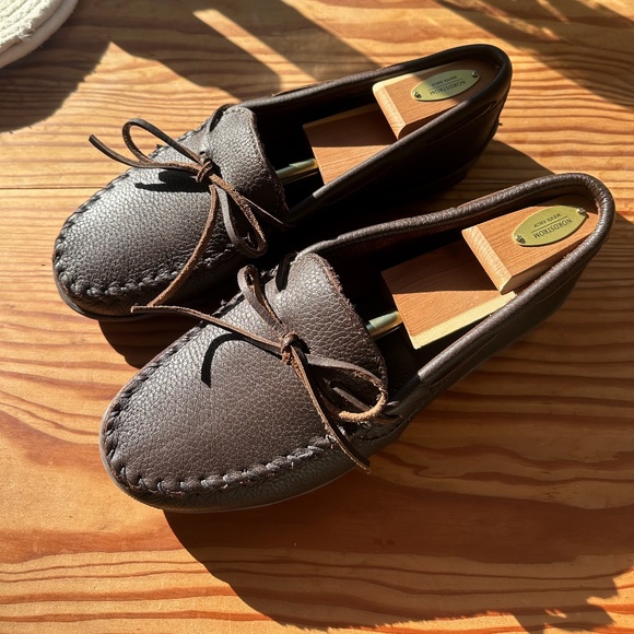 Minnetonka Men's Moosehide Leather Moccasins Chocolate Classic 11.5 - Picture 1 of 8